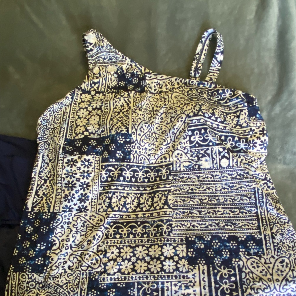 Beautiful two piece TANKINI. Removable strap. Worn one season.
